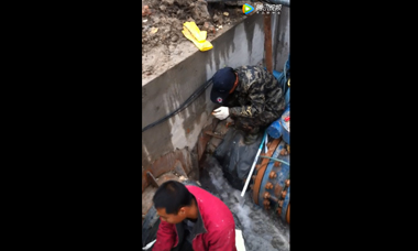 管根涌水堵漏現場視頻